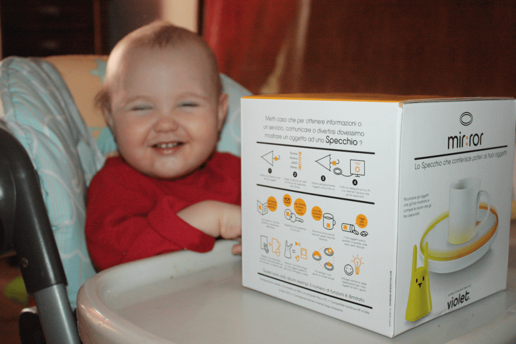 Smart Assistant: Il Caso Nabaztag, l'Innovazione Europea Incompresa che Anticipò il Futuro 1 Smart Assistant: nostro figlio Davide nel 2009 che guarda felice Golia, il suo Nabaztag e i suoi nuovi mirror della Internet of Things.